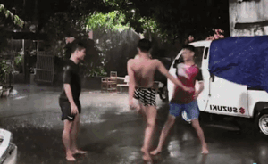 Rủ nhau đá bóng tắm mưa, 3 thanh niên được ông trời 'chụp hình' 20 lần