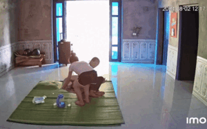 Cô gái vừa đặt mâm cơm nóng hổi xuống chiếu đã gặp tình huống trớ trêu