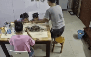 Con gái mải mê xem điện thoại không chịu ăn cơm, bố đứng dậy hành động dứt khoát