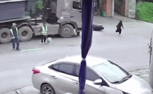 Pha bẻ lái cực gắt của người đi xe máy, thoát khỏi tử thần chỉ trong 5 giây khiến dân tình bật cười