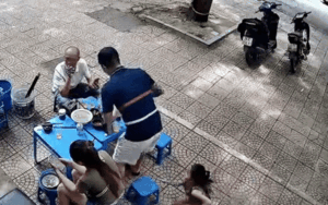 Người đàn ông ngã ngửa, hất đổ bàn thức ăn vì trò nghịch dại của bé gái