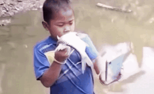 Bắt được con cá to, 'búp măng non' chụp ảnh rồi phóng sanh luôn chiếc điện thoại