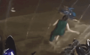 Cụ già bán vé số bị nước cuốn trôi, người phụ nữ lao ra cứu trong giây phút nghẹt thở