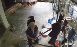 Bị con cháu lắp camera quan sát, cụ bà có pha xử lý cao tay để làm một việc bất ngờ