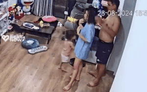 Thấy bố đứng sấy tóc cho mẹ, bé gái có hành động khiến dân mạng cười ngất