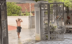Người đàn ông gội đầu dưới mưa bị 'ông trời chụp hình', dân mạng cười ngất với cái kết bất ngờ