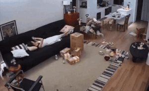 Cô gái an nhàn nằm lướt điện thoại trong khi bạn vất vả dọn nhà, đoạn clip gây tranh cãi nhất lúc này