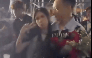 Khoảnh khắc ca sĩ Duy Mạnh ôm hôn bà xã thắm thiết sau liveshow 'hot' trên MXH