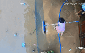 'Búp măng non' giúp ông bà cào bùn dọn nhà sau lũ khiến CĐM hết lời khen ngợi