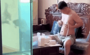 Mua tặng vợ máy hút sữa, chồng trổ tài thị phạm khiến dân tình cười ngất