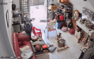 Con gái ngã từ trên ghế xuống đất, mẹ check camera lập tức bật khóc