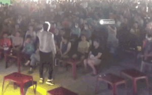 Ca sĩ hội chợ hì hục biểu diễn, hàng trăm khán giả ngồi im re, không lấy một tiếng vỗ tay