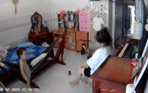 Thấy mẹ đau chân, 'búp măng non' liên tục hỏi thăm còn có hành động cực dễ thương