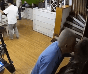 Thấy vợ đi chơi về, cụ ông có hành động khiến cho ai nhìn cũng thấy tan chảy