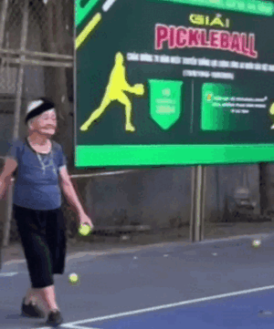 Cụ bà U100 gây sốt sắp các trang mạng vì tài năng chơi pickleball không kém gì giới trẻ