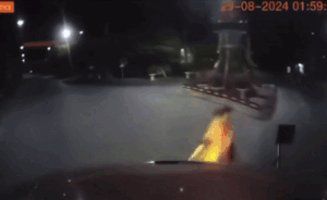 6 giây diễn biến va chạm với container, thanh niên té nhào cuộn tròn nhiều vòng