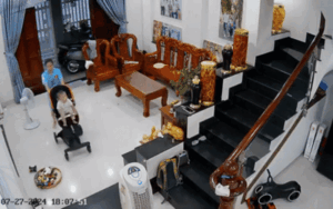 Bé trai lộn nhào từ xe đẩy xuống đất, mẹ phản ứng nhanh gọn nhưng vẫn xanh mặt