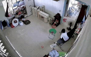 Cô bé bỏ chạy tán loạn khi đang ngồi xem tivi, camera ghi lại cảnh đáng sợ