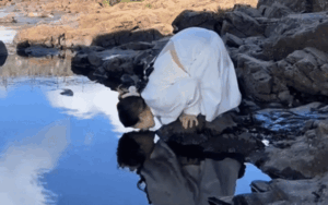 Cô gái gặp kiếp nạn khi chụp hình in bóng dưới nước, bạn bè cười vỡ bụng