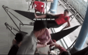 2 người phụ nữ gặp kiếp nạn khi nằm võng, xem camera không thể nhịn cười