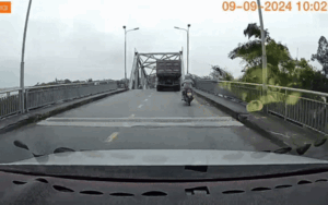 Khoảnh khắc ám ảnh xe tải và người rớt xuống sông khi cầu Phong Châu sập