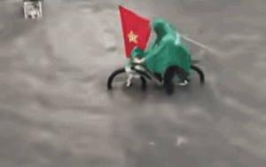 Clip: Đạp xe giữa đường ngập nước, nam sinh có hành động khiến ai cũng ấm lòng