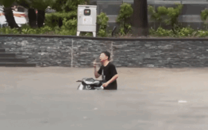 Clip: Lỡ đi vào 'biển nước', nam thanh niên rơi vào tình cảnh ai cũng cảm thông