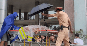 CSGT Hà Nội vượt 'biển nước' đưa bệnh nhi đi cấp cứu