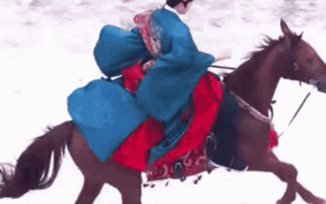 Nam diễn viên suýt ngã khỏi ngựa khi quay phim khiến khán giả thót tim