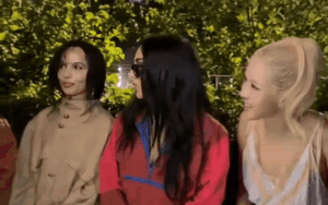 Khoảnh khắc Rosé (BLACKPINK) 'ngồi một mình' giữa loạt mỹ nhân đình đám, lộ rõ biểu cảm 'sượng trân' khiến fan tranh cãi