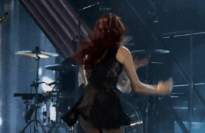 Nữ ca sĩ có màn vén váy trên sân khấu khiến 3,5 triệu người 'sốc nặng', hóa ra là cái tên nổi tiếng hàng đầu showbiz