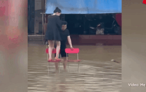 Cô gái được chồng bắc ghế làm cầu cho đỡ ướt chân, hàng xóm xì xào nhưng khi biết lý do lại 'quay xe' vì xấu hổ