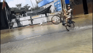 Thanh niên 'phô diễn kỹ thuật' giữa đường ngập, dân tình xem xong chỉ biết lắc đầu ngao ngán