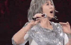 Nữ ca sĩ vừa nhảy vừa hát cực sung hit 'APT' ở tuổi 64 khiến khán giả 'dậy sóng'