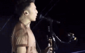 Tạ Đình Phong gặp sự cố khi đang biểu diễn, phản ứng khiến khán giả xôn xao