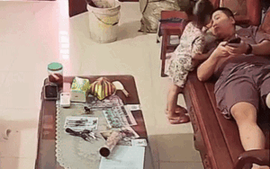 Lỡ làm vỡ chiếc bát, búp măng non có hành động khiến bố đứng hình