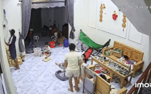 Đôi vợ chồng giật bắn mình cùng lúc khi đang hút bụi, biết lý do ai cũng cười ngất