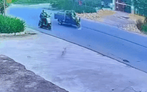Xe máy và xe ba gác ngã cùng lúc, xem camera mà 'giận run người'