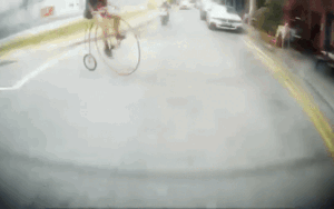 Người đàn ông cưỡi chiếc xe đạp 'có một không hai' trên phố, ai nhìn thấy cũng xôn xao