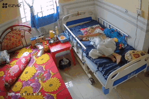 Cụ bà 'nghịch ngợm' bấm nhầm nút giường y tế, dân tình xem xong vừa thương vừa buồn cười