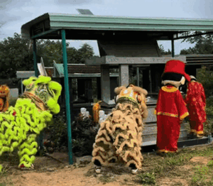 Người cha thuê múa lân tặng con trai ở mộ phần, nghe câu chuyện phía sau ai cũng nghẹn lòng