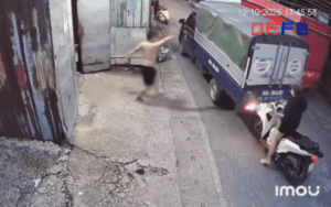 Clip: Vừa dừng sau đuôi xe tải, cô gái liền có hành động khiến nhiều người 'nóng mắt'