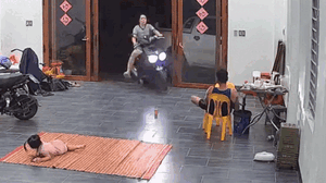 Clip: Vợ cho xe vào nhà, tim chồng suýt 'nhảy ra khỏi cửa'