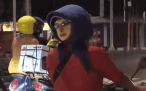 Clip: Dừng xe theo tín hiệu đèn giao thông, thanh niên khiến cả phố ngước nhìn