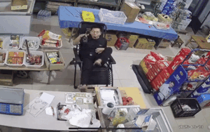 Thanh niên mắt trợn trắng khi đang bán tạp hoá, dân tình không ai ngờ đến lý do