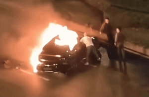 Clip: Chiếc xe điện bốc cháy ngùn ngụt trên đường, người đàn ông bên trong tử vong vì cửa bị kẹt