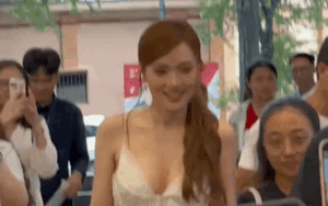 Clip Ninh Dương Lan Ngọc đi cà nhắc, phải có người dìu gây lo lắng