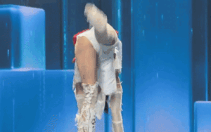 Hoa hậu Hòa bình nhào lộn 7 vòng gây sốc trên sân khấu, một chi tiết gây bàn tán dữ dội