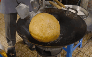 Khách nước ngoài trầm trồ với món xôi 'biến hình' của Việt Nam