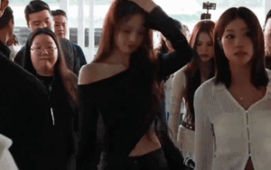 Nữ ca sĩ sinh năm 2005 gây sốt với vòng eo nhỏ đến khó tin, gương mặt chuẩn 'búp bê sống'